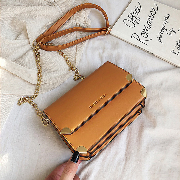 Дамска кожена чанта  с дълга дръжка и метално закопчаване