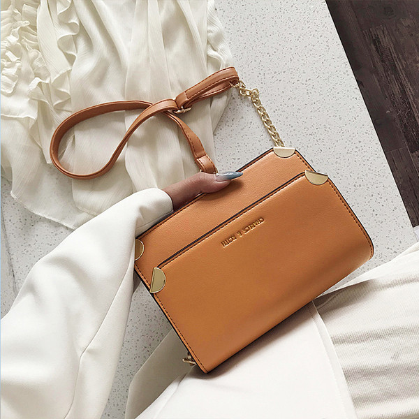 Дамска кожена чанта  с дълга дръжка и метално закопчаване