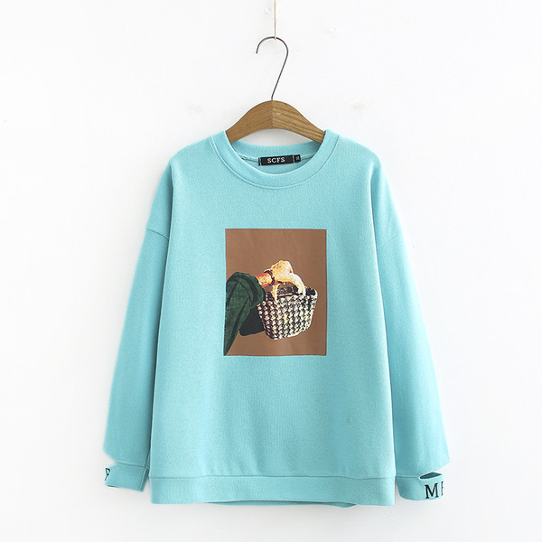 Ежедневна дамска блуза широк модел с овално деколте и апликация 