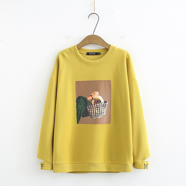 Ежедневна дамска блуза широк модел с овално деколте и апликация 