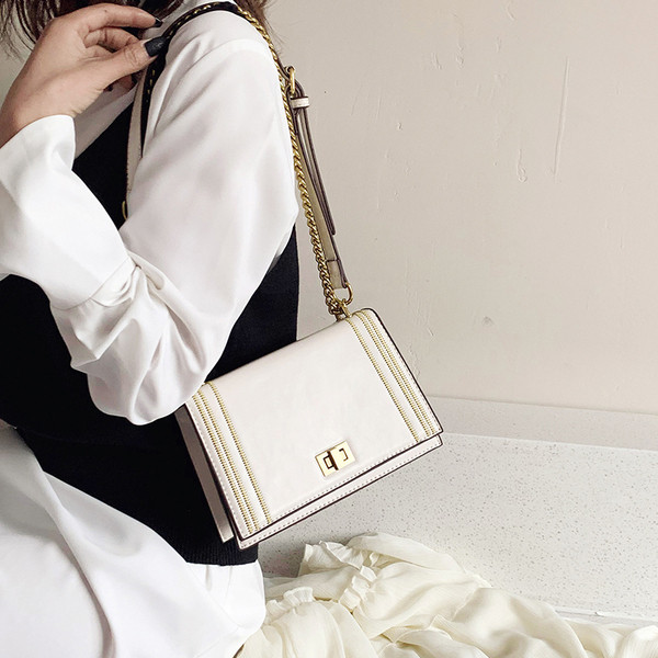 Стилна дамска  чанта от еко кожа с дълга метална дръжка