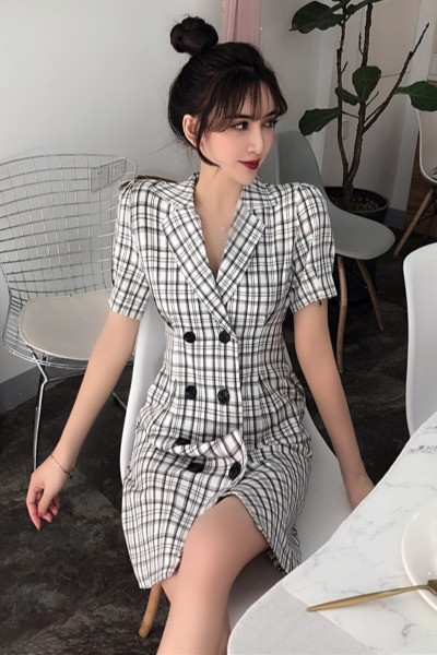 Карирана дамска рокля с копчета и къс ръкав