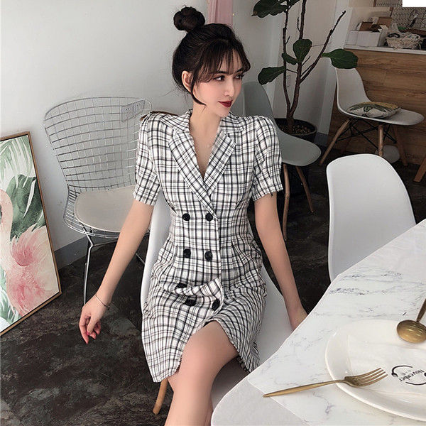 Карирана дамска рокля с копчета и къс ръкав