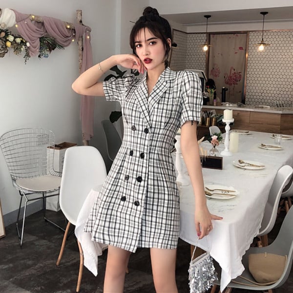 Карирана дамска рокля с копчета и къс ръкав