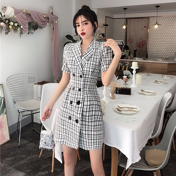 Карирана дамска рокля с копчета и къс ръкав