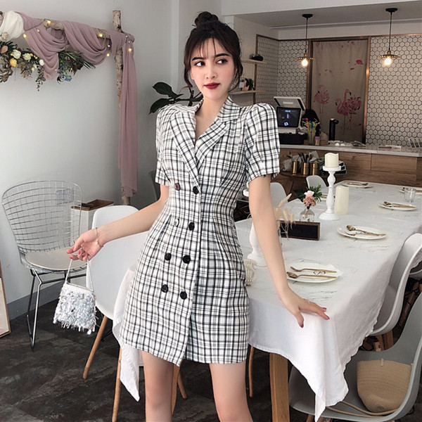 Карирана дамска рокля с копчета и къс ръкав