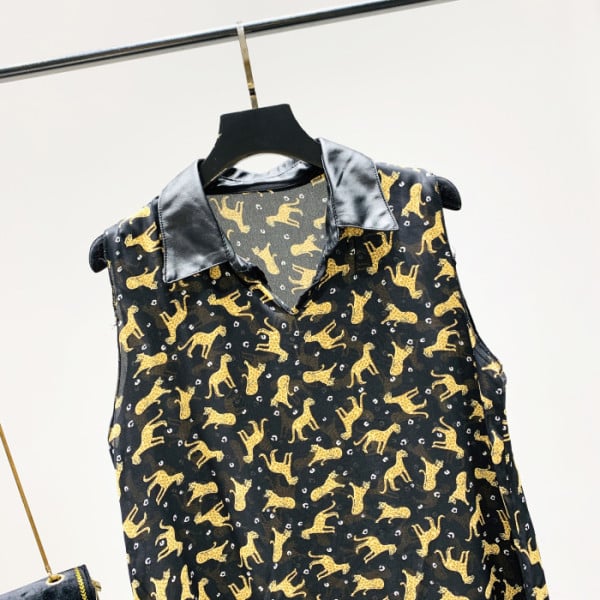 Нов модел дамски потник с класическа яка и животински десен