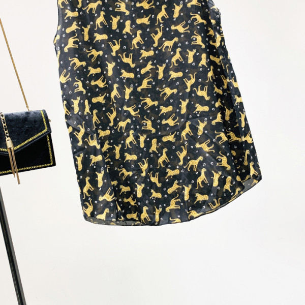 Нов модел дамски потник с класическа яка и животински десен