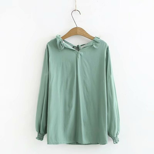 Ежедневна дамска риза с дълъг ръкав и дълбоко деколте 