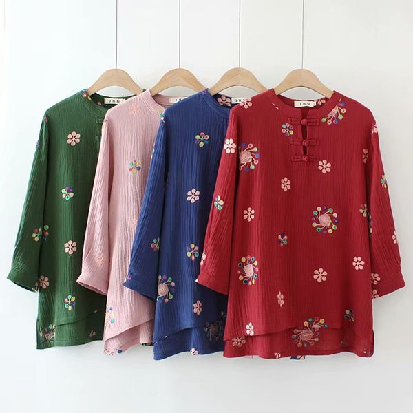 Ежедневна дамска блуза с 3/4 ръкав и овално деколте с копчета 