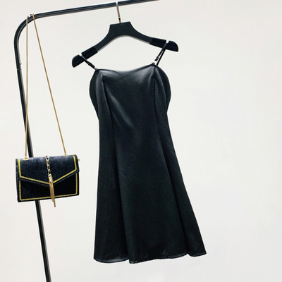Нов модел дамска рокля с тънки презрамки в черен цвят
