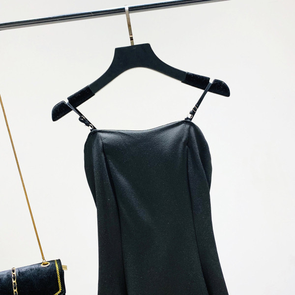 Нов модел дамска рокля с тънки презрамки в черен цвят