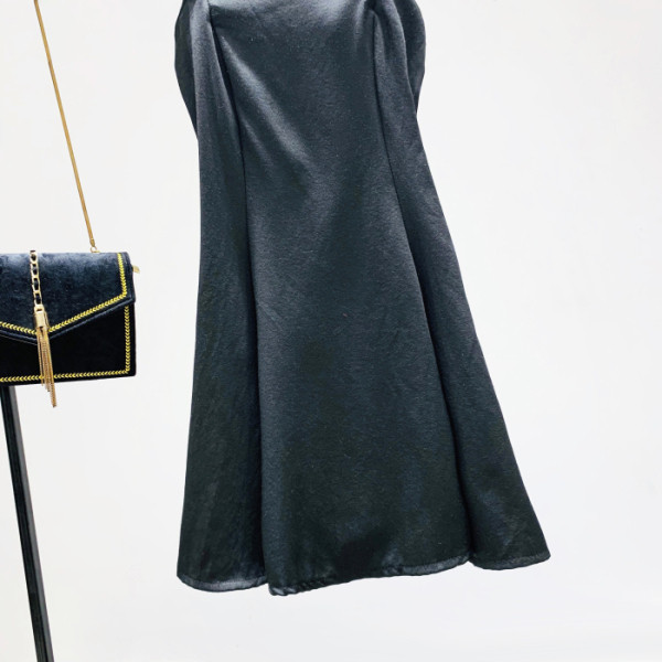 Нов модел дамска рокля с тънки презрамки в черен цвят