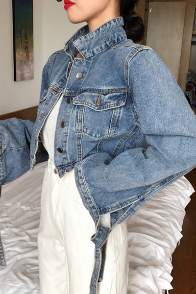 Късо дънково яке с класическа яка и връзки на ръкавите