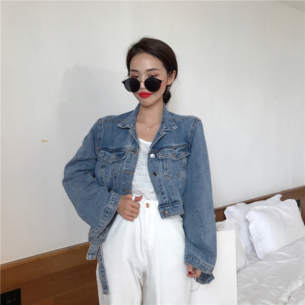 Късо дънково яке с класическа яка и връзки на ръкавите