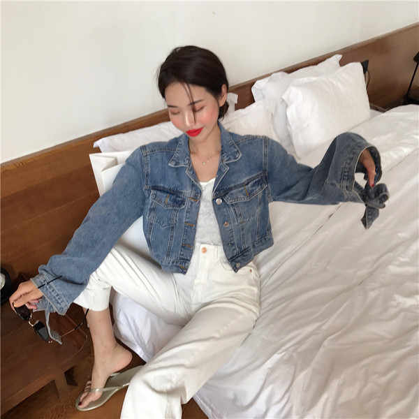 Късо дънково яке с класическа яка и връзки на ръкавите