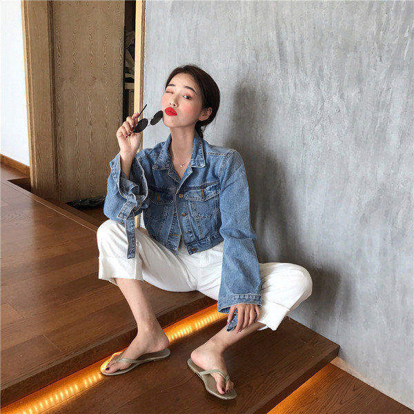 Късо дънково яке с класическа яка и връзки на ръкавите