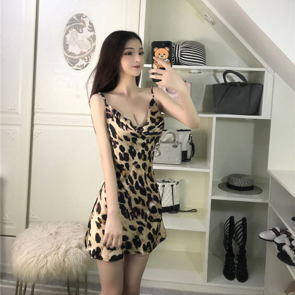 Модерна дамска рокля с леопардов десен и шпиц деколте
