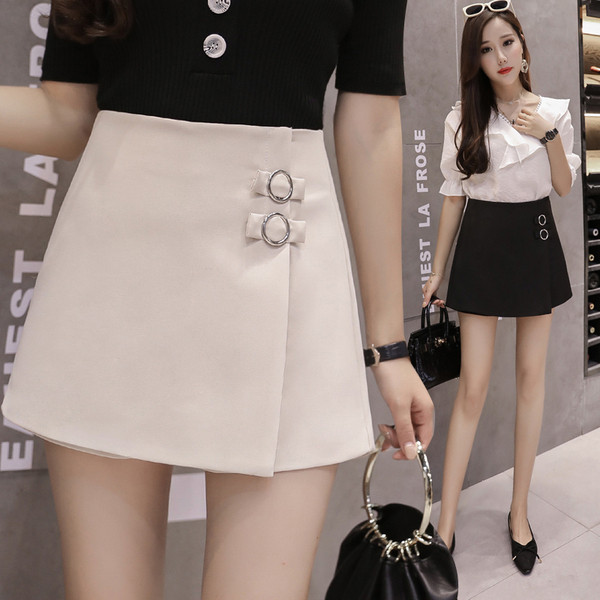 Къса дамска пола-панталон с висока талия и метални елементи 