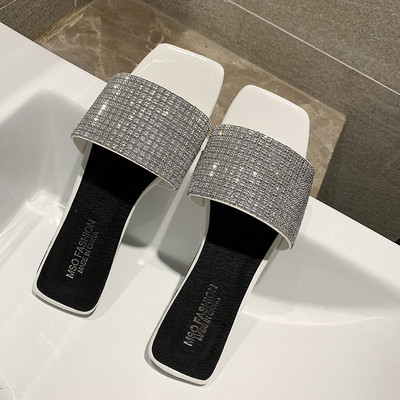 Modern női papucs lapos talppal és kövekkel