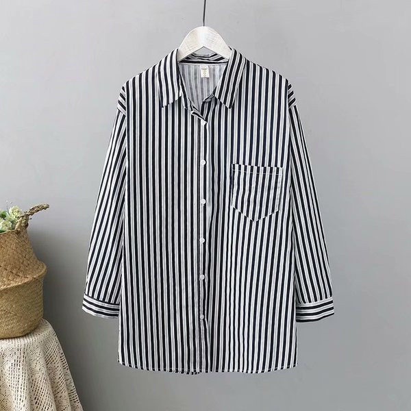 Модерна дамска раирана риза с класическа яка и джоб 