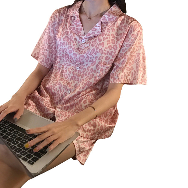 Дамска пижама от две части с класическа яка, копчета и леопардов десен