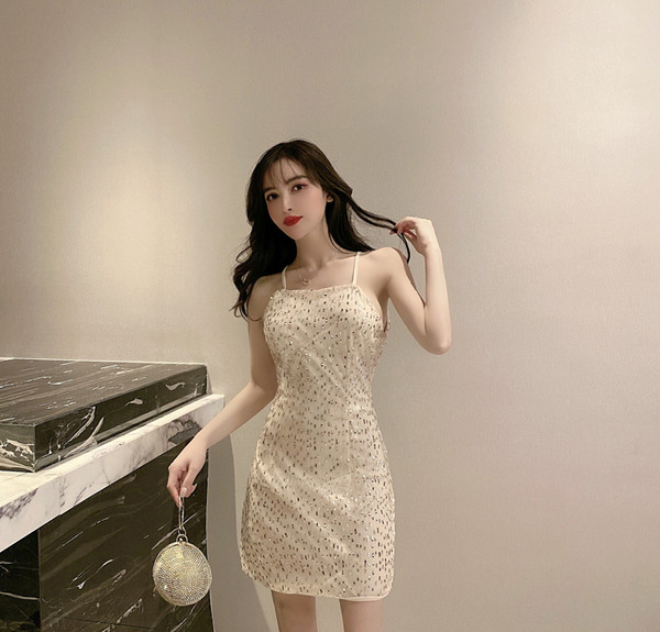 Модерна дамска рокля с тънки презрамки и пайети