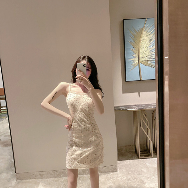Модерна дамска рокля с тънки презрамки и пайети