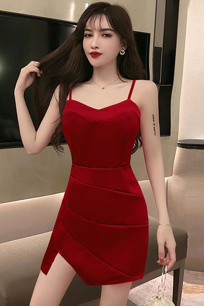 Стилна дамска рокля с тънки презрамки и цепка