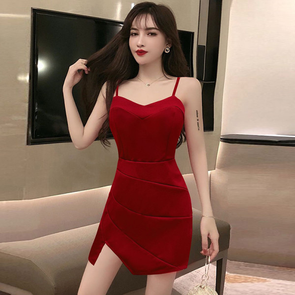 Стилна дамска рокля с тънки презрамки и цепка