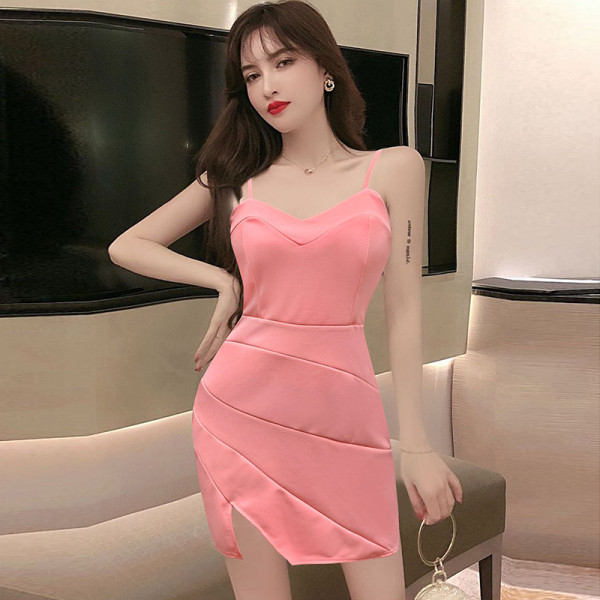 Стилна дамска рокля с тънки презрамки и цепка