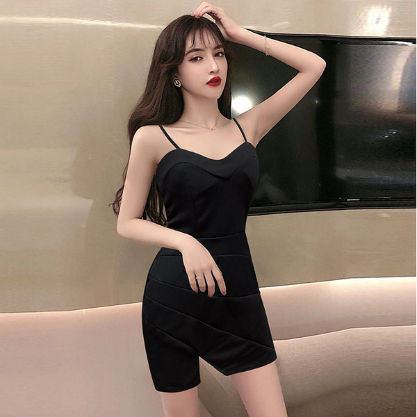 Стилна дамска рокля с тънки презрамки и цепка