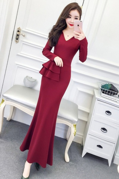 Дълга дамска рокля с къдри и шпиц деколте