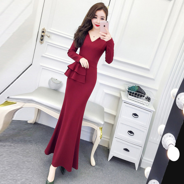 Дълга дамска рокля с къдри и шпиц деколте