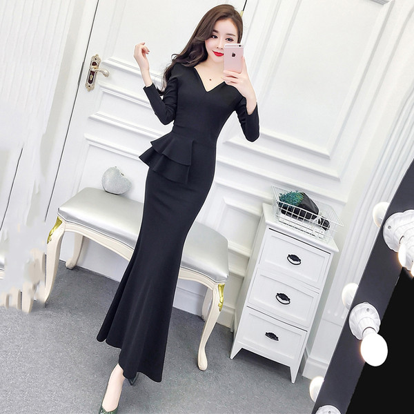 Дълга дамска рокля с къдри и шпиц деколте