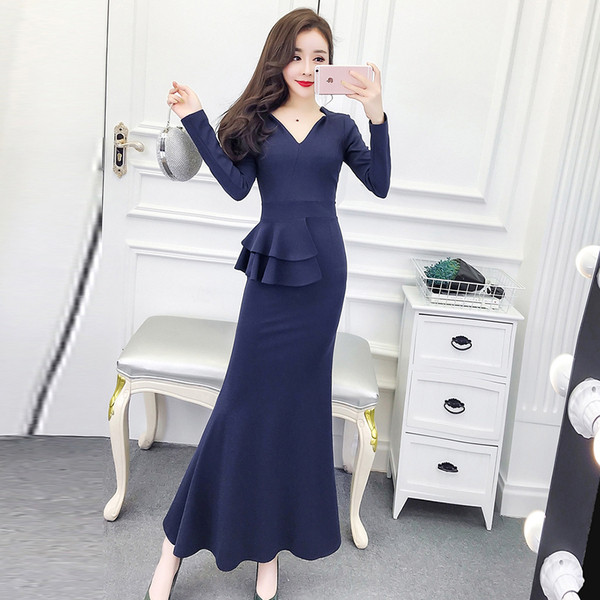 Дълга дамска рокля с къдри и шпиц деколте