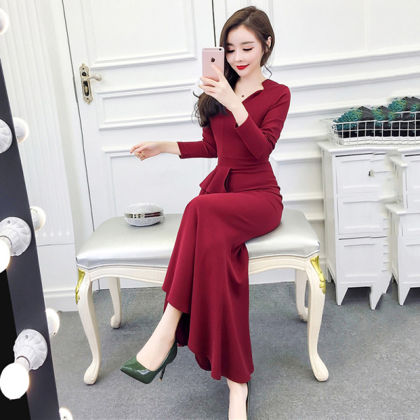 Дълга дамска рокля с къдри и шпиц деколте