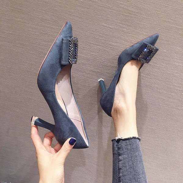 Pantofi moderni de dama cu toc subtire cu catarama metalica