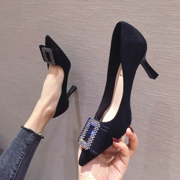 Pantofi moderni de dama cu toc subtire cu catarama metalica