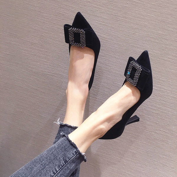 Pantofi moderni de dama cu toc subtire cu catarama metalica