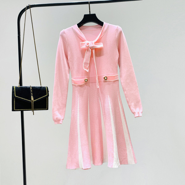 Разкроена модерна дамска рокля с панделка в розов цвят