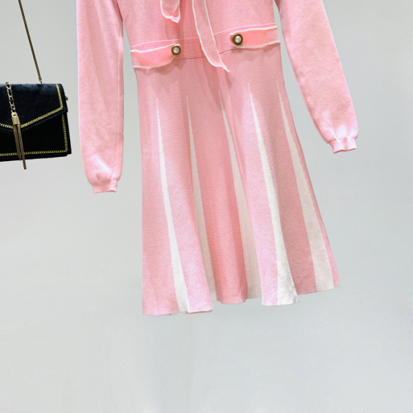 Разкроена модерна дамска рокля с панделка в розов цвят