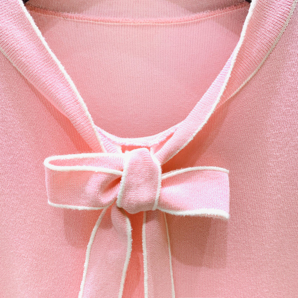 Разкроена модерна дамска рокля с панделка в розов цвят