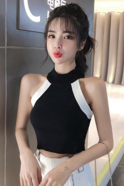 Maieu scurt din tricot subțire cu decolteu O