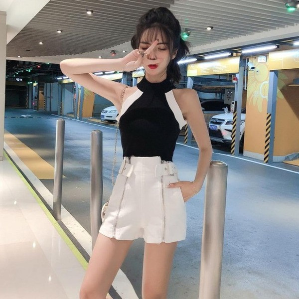 Maieu scurt din tricot subțire cu decolteu O