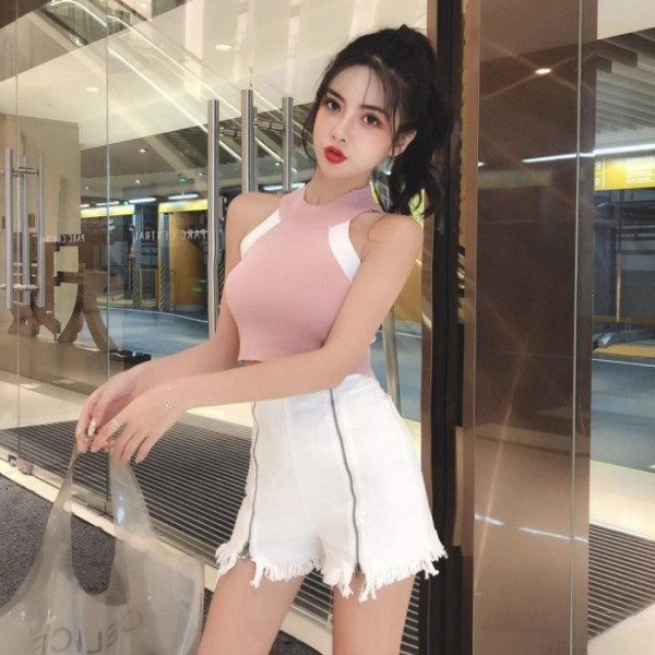 Maieu scurt din tricot subțire cu decolteu O