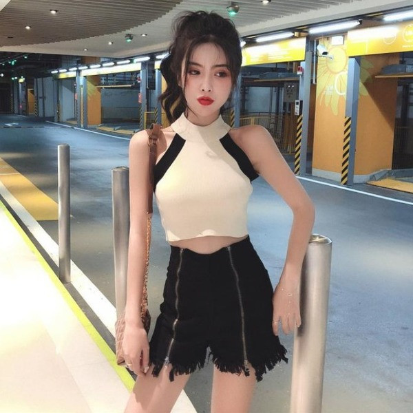 Maieu scurt din tricot subțire cu decolteu O