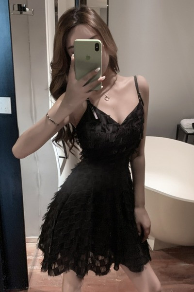 Rochie moderna de dama cu ciucuri si decolteu spitz