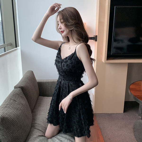 Rochie moderna de dama cu ciucuri si decolteu spitz