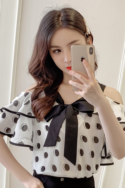 Bluză de damă cu panglică și umerii goi cu puncte